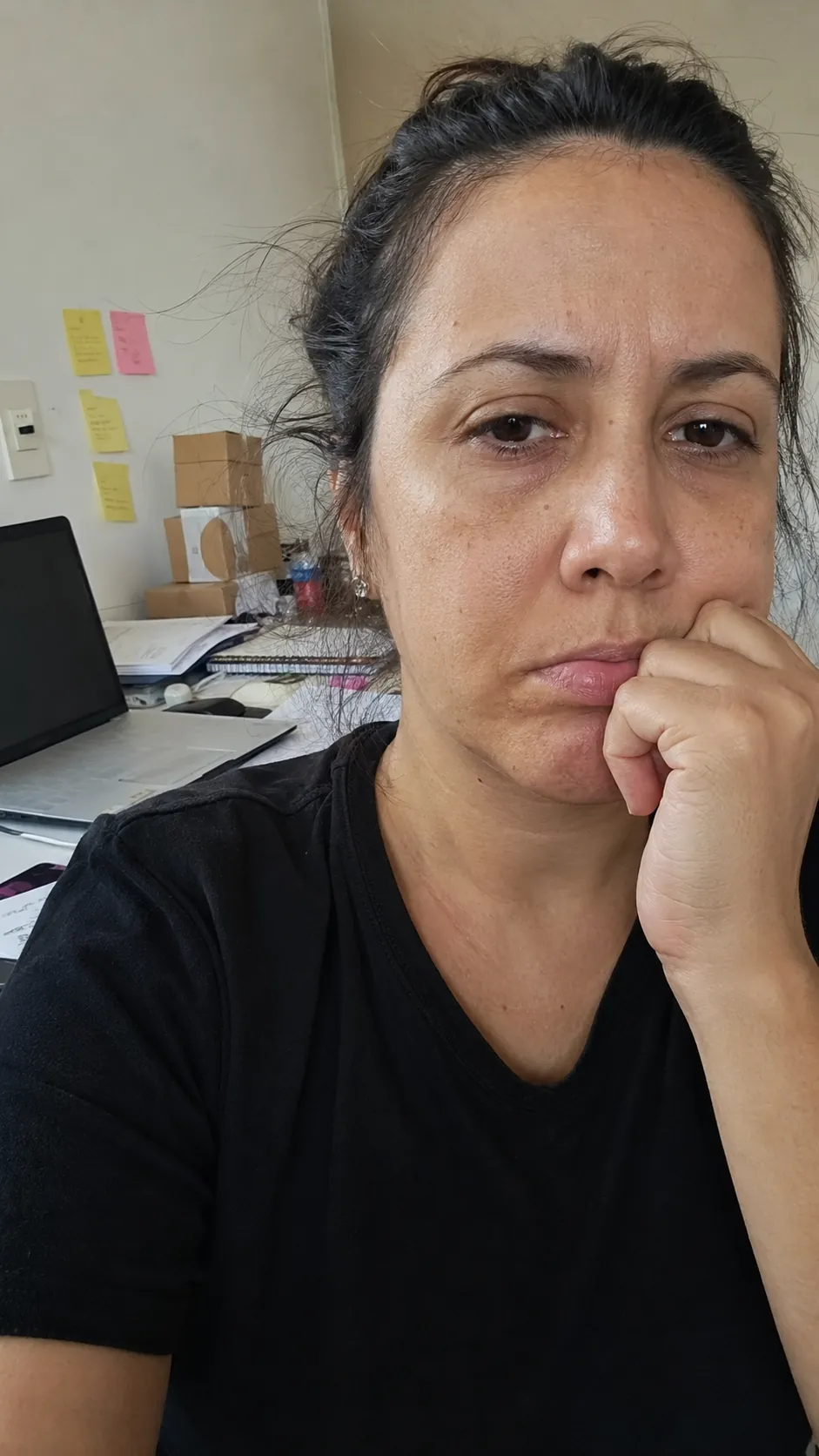Empreendedora sobrecarregada em escritório desorganizado